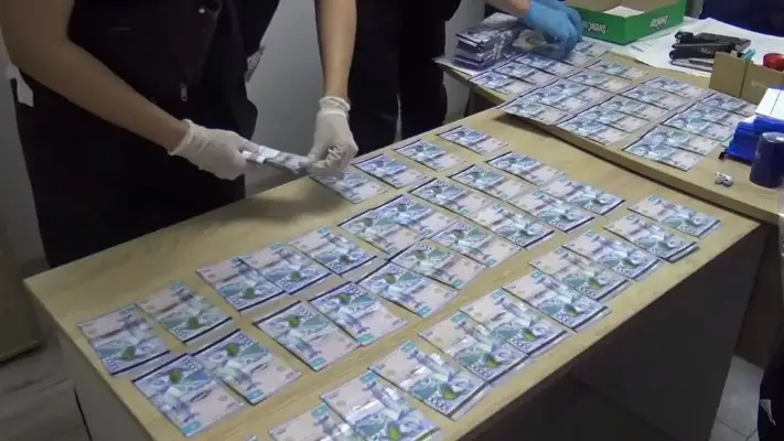Қостанайда шенеунік пара алып жатқан жерінен ұсталды