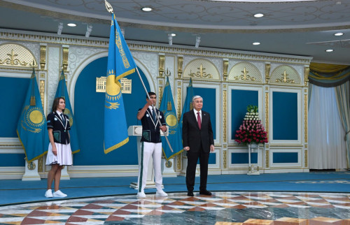 Президент ұлттық құрама мүшелеріне Мемлекеттік туды тапсырды