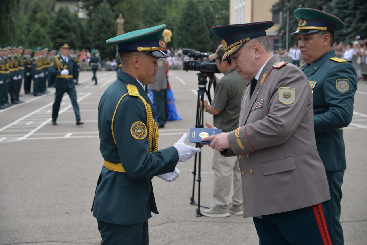 Ақ жол, жас офицерлер!