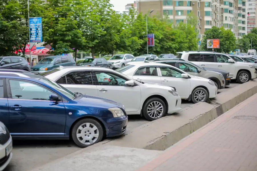 Алматылықтар автотұрақтан орын табу үшін 20 минутын жоғалтады