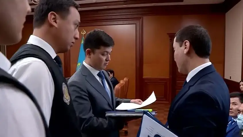 Шымкентте жиналыс үстінде ұсталған шенеуніктің соты басталды