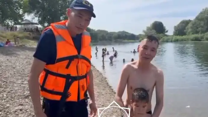 Семейде суға батып бара жатқан екі бала құтқарылды