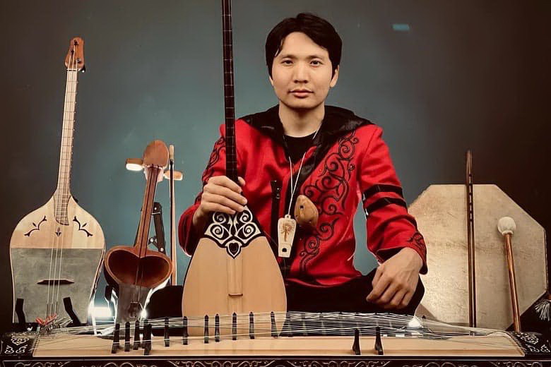 Жиырма аспапта ойнайтын жігіт