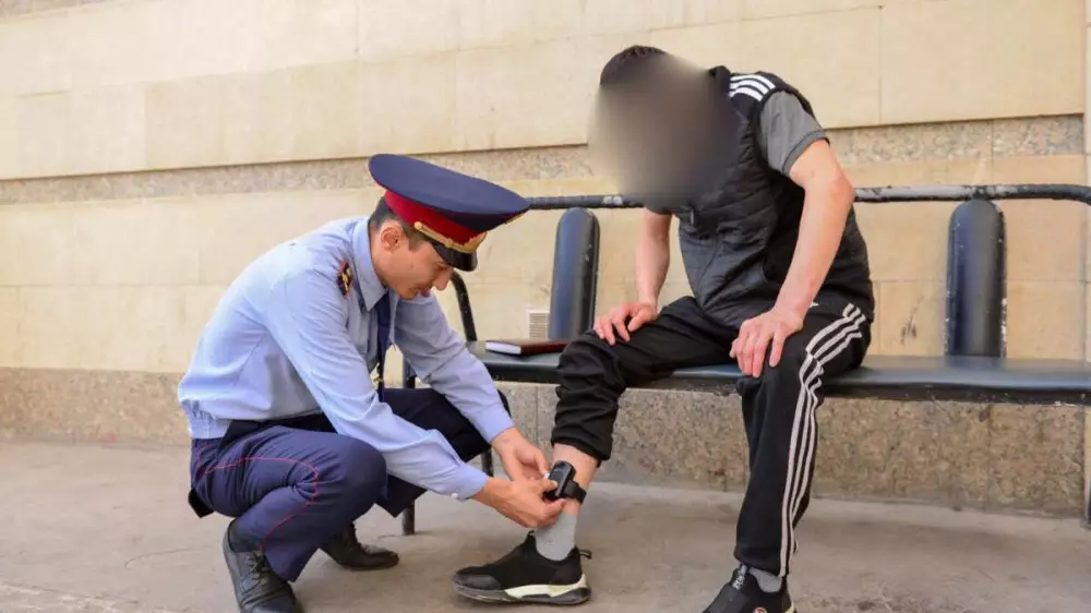 Электронды білезіктер қамауға алынғандар санын азайтады