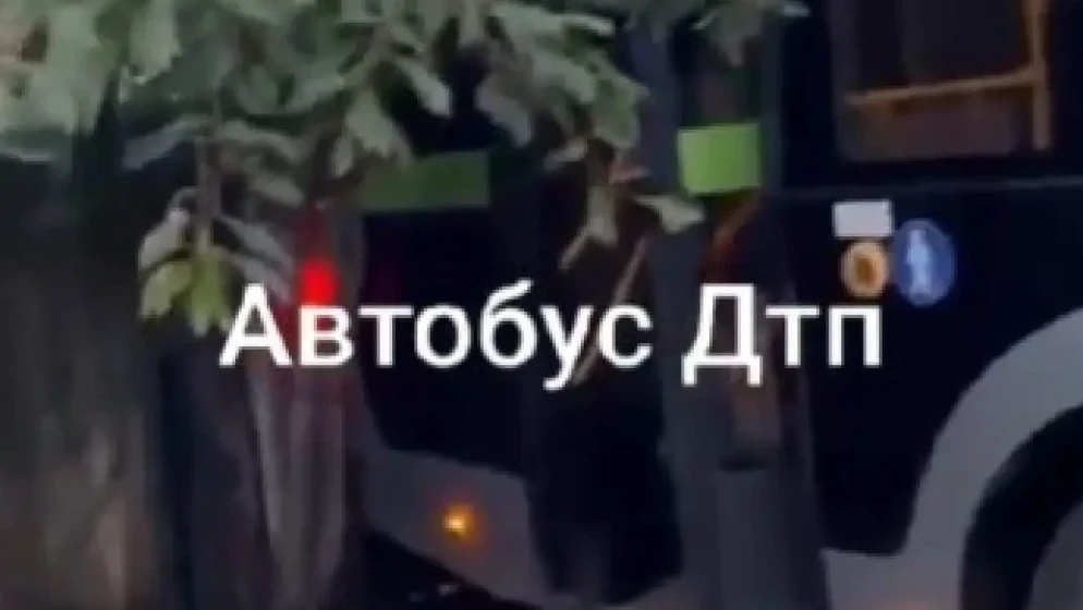 Алматыда тағы бір автобус апатқа ұшырады