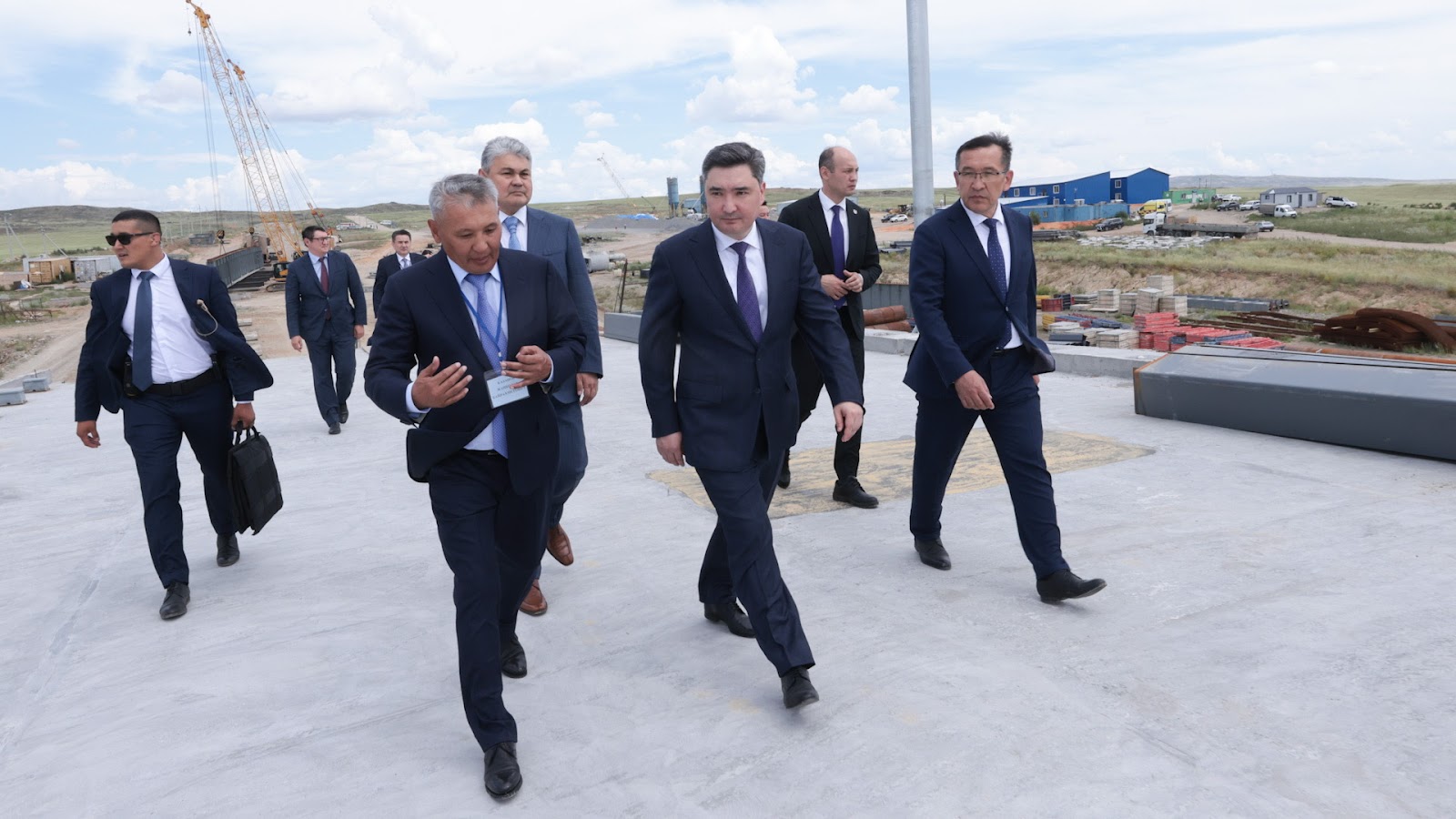 Олжас Бектенов Қазақстандағы ең ұзын көпірдің құрылысымен танысты