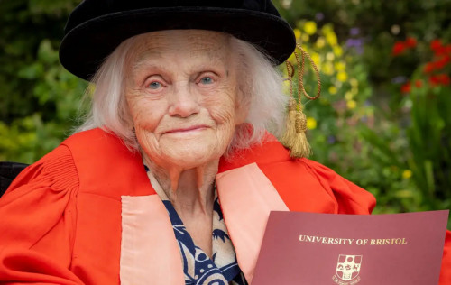 Ұлыбританиялық ғалым 98 жасында докторлық дәрежесін алды