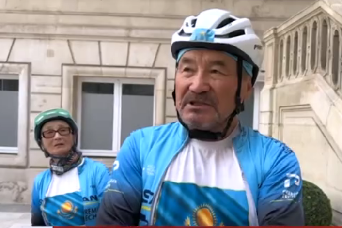 Велосипед тізгіндеген зейнеткер Парижге аман-есен жетті