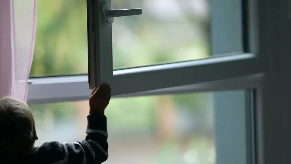 Астанада бір жасар бала терезеден құлап кетті