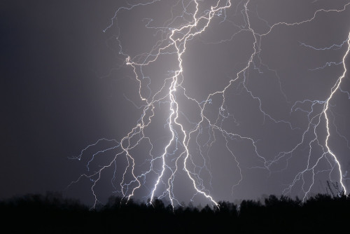 Ақтөбеде ер адамның үстіне найзағай түсіп, қайтыс болды