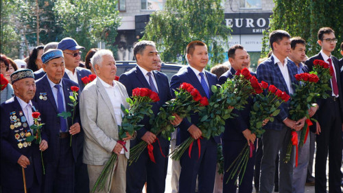 Нұржан Нұржігітов Қаныш Сәтбаевтың ескерткішіне гүл шоқтарын қойды