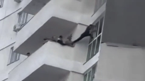 «Балкон арқылы өртеніп жатқан үйге кірген»: Бейбіт күннің батыры марапатталды