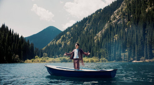 Димаш Құдайберген Қазақстанның көрікті жерлерінде бейнебаян түсіріп жатыр