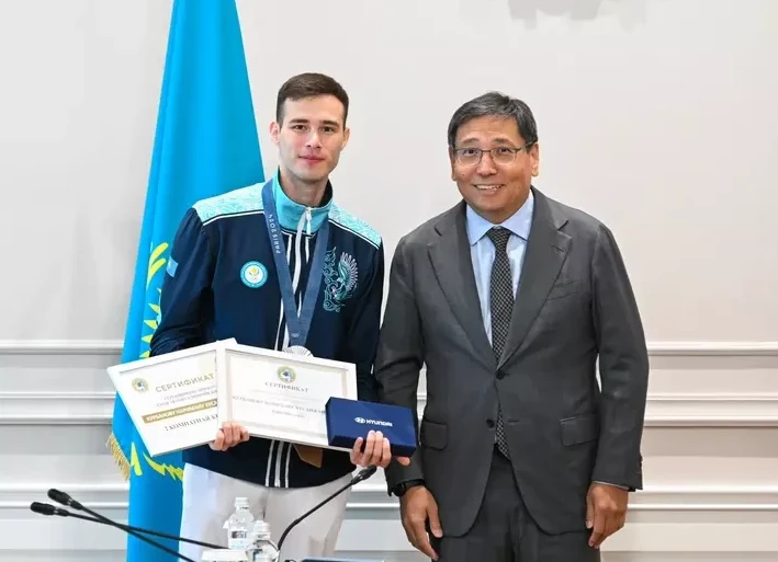 Олимпиаданың күміс жүлдегері Нариман Құрбановқа қос пәтер табысталды