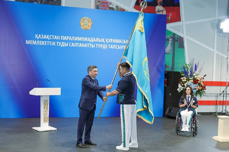 Олжас Бектенов паралимпиадашыларға мемлекеттік туды табыстады