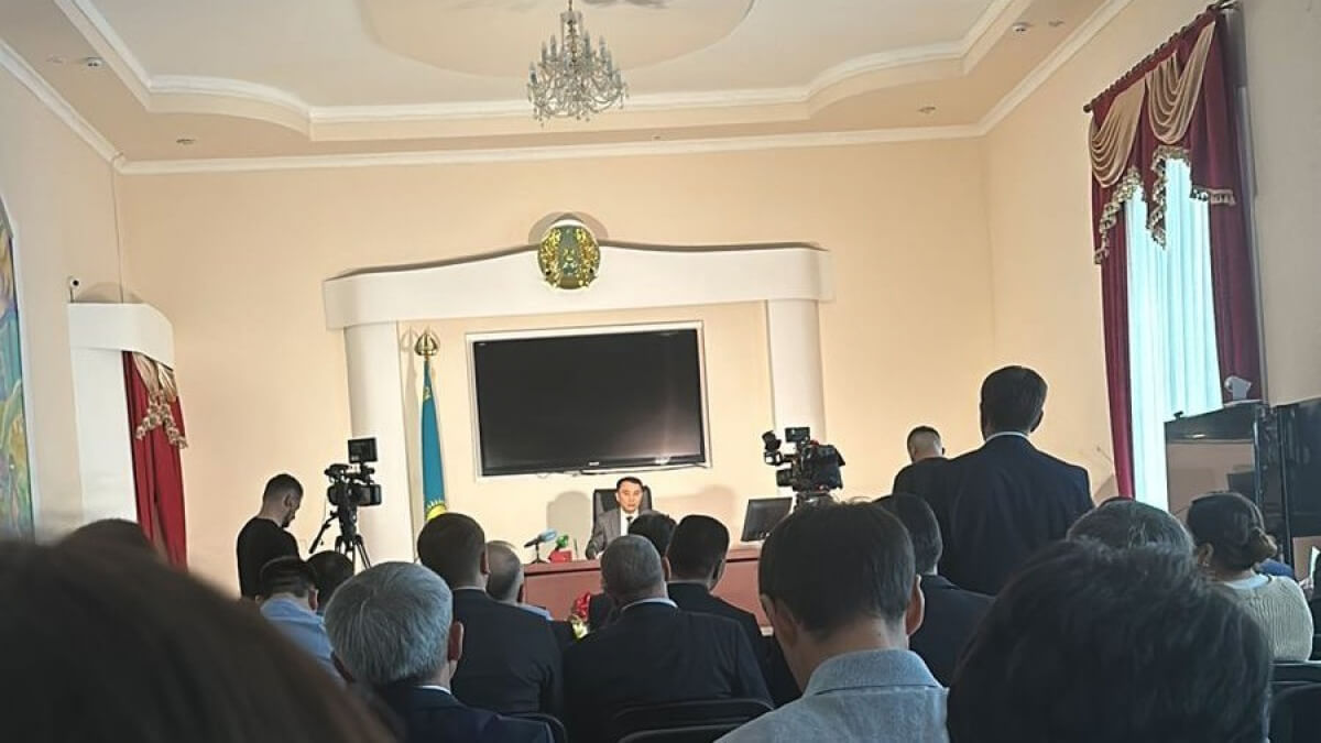 Қостанайда әкімнің жиналысында жарық сөніп қалды