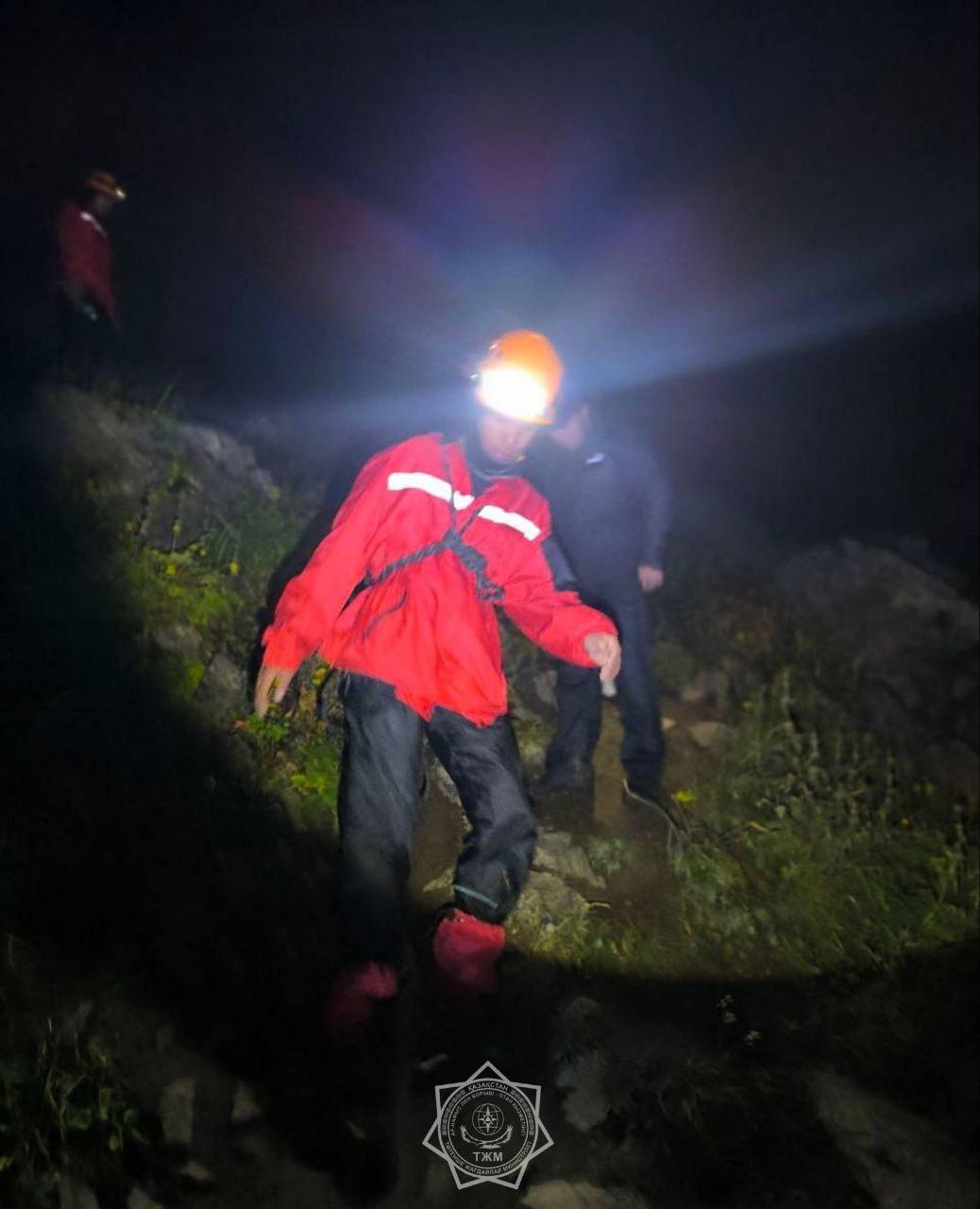 Алматыда туристер қатты дауыл салдарынан таудан түсе алмай қалған