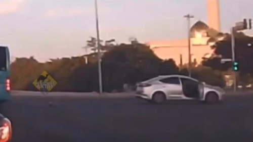 Ақтауда жүріп бара жатқан көліктен кішкентай бала құлап кеткен (видео)