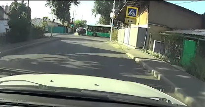 Алматыда жолаушылар автобусы жылдамдықпен келе жатқан көлікке соқтығысты