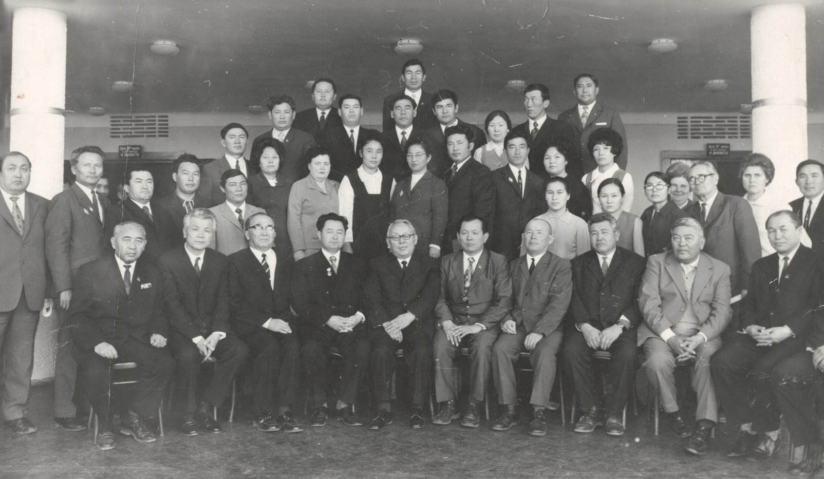 Ғабеңді ортаға алып...