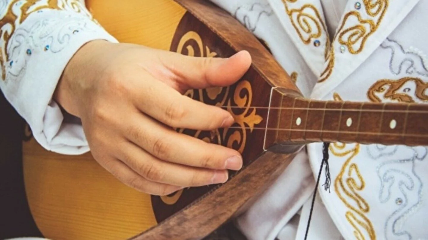 Берлинде бебеулеген домбыра