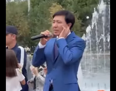 Өскемен қаласының әкімі қала тұрғындарына ән айтып берді