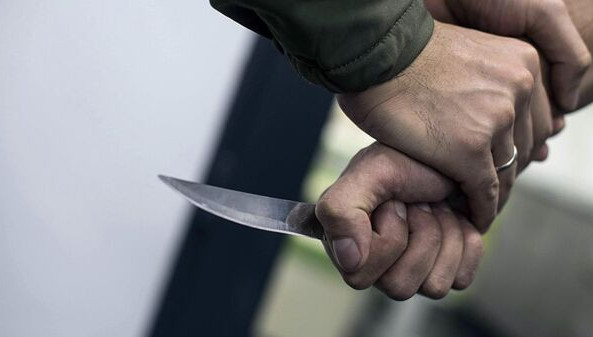 Алматыда ер адам екі тұрғынды пышақтап кеткен