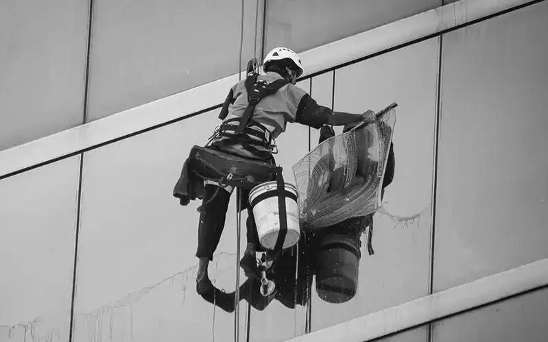 Алматыда альпинист 12-қабаттан құлап кетті