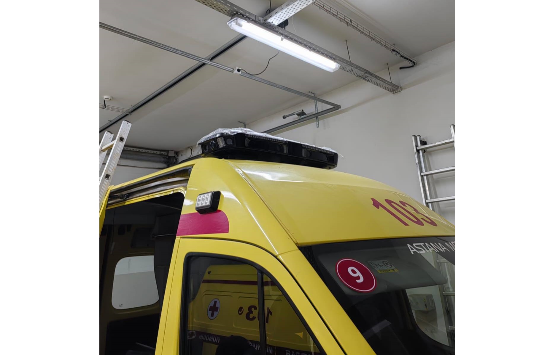 Семейде көлік жүргізушісі ана мен баланы қағып кетті