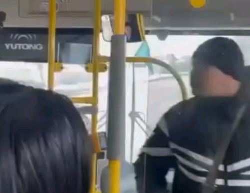 Алматыда жолаушы автобус жүргізушісіне шабуыл жасады