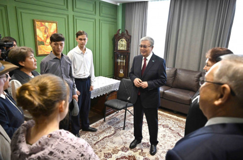 Президент Үштөбе қаласында орналасқан Кемел Тоқаев атындағы мектепке барды