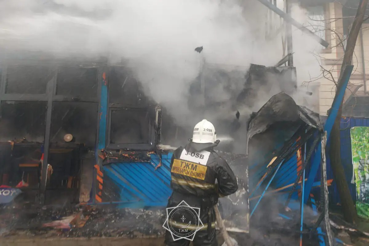 Шымкентте екі қабатты мейрамхана отқа оранды