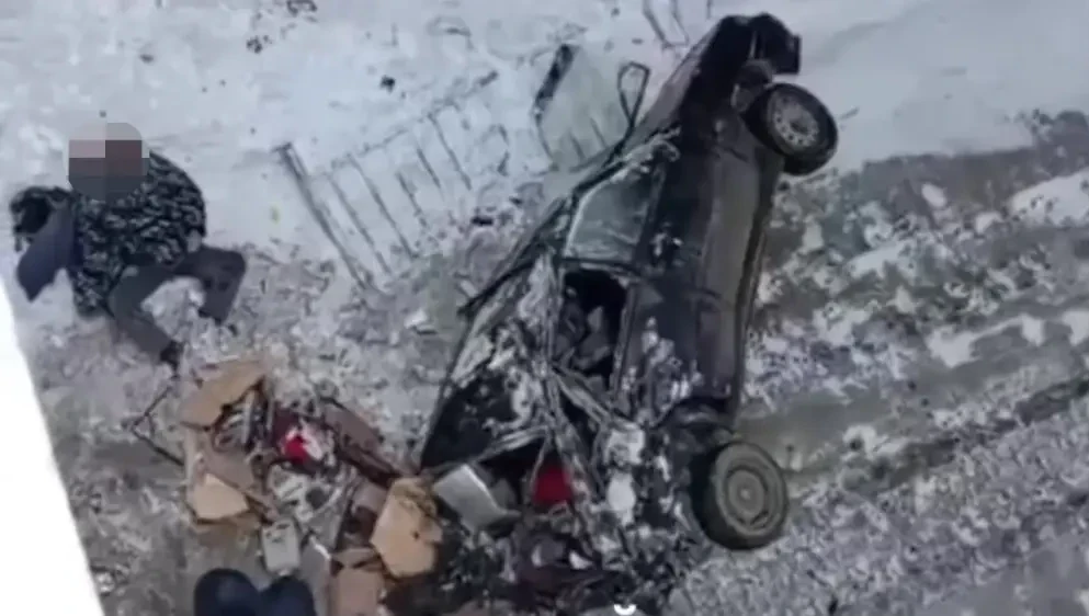 Ақтөбеде соқтығыс салдарынан көлік көпірден құлап кетті