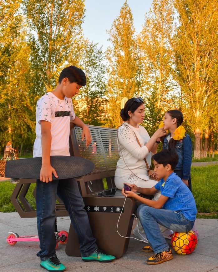 Әке жұмыста. Баланы кім тәрбиелейді?