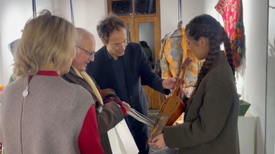 Ұлттық қолөнерді ұнатады