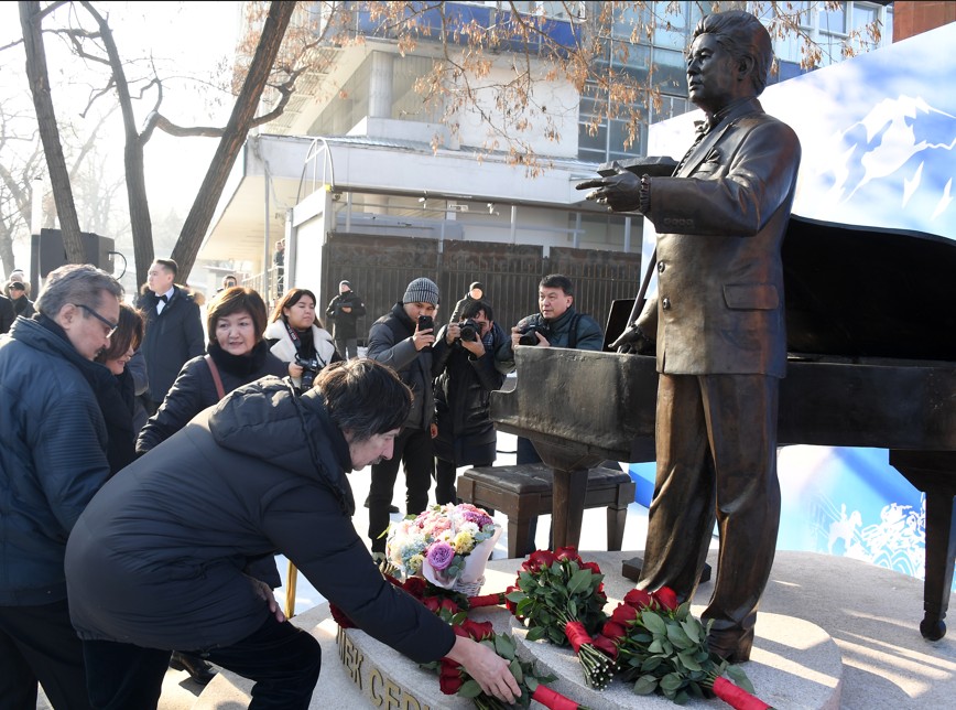 Өнер қайраткеріне құрмет