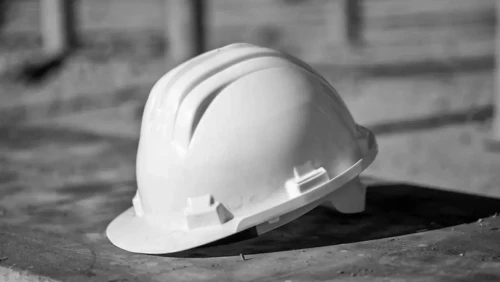 Астанада құрылыс алаңында үш жұмысшы биіктіктен құлап кетті