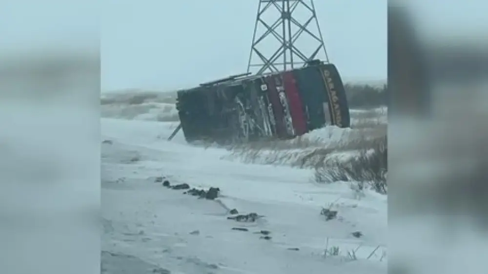 Қарағанды ​​облысында жолаушылар мінген автобусты жел ұшырып әкетті