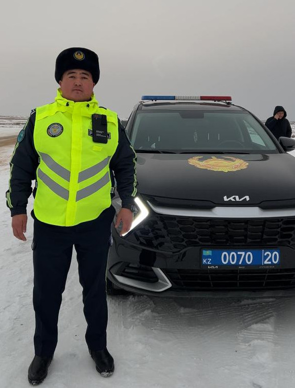 Боранда 500 көлікке жол көрсеткен полицей марапатқа ұсынылды
