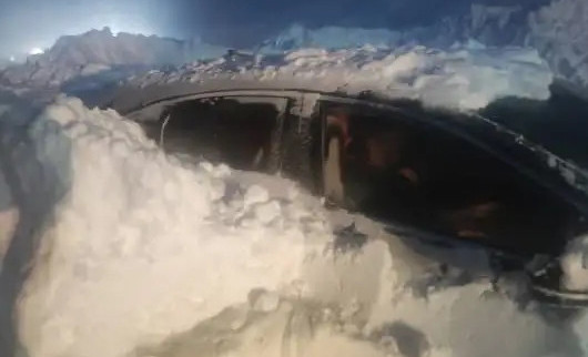 Қар көшкіні алты көлікті басып қалды