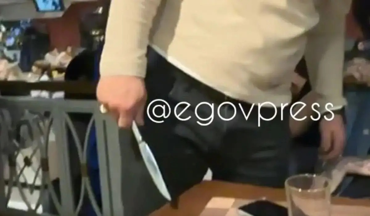 Өскеменде ер адам  кафеде отырғандарды пышақпен қорқытты