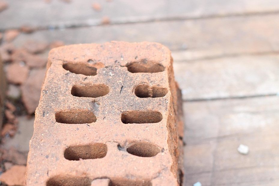 Оралда кісінің басына кірпіш құлап, қайтыс болды