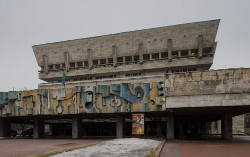 Театр ұжымы: ескі ғимарат қызметкерлер өміріне қауіп төндіріп тұр