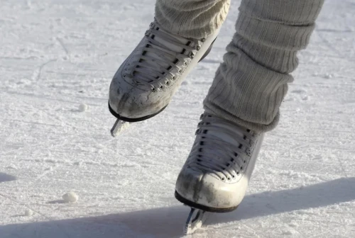 Алматыдағы мұз айдынында бір топ қыз қатарласына әлімжеттік көрсеткен