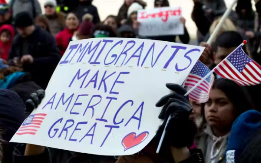 Мигранттар Трампқа қарсы шеруге шықты