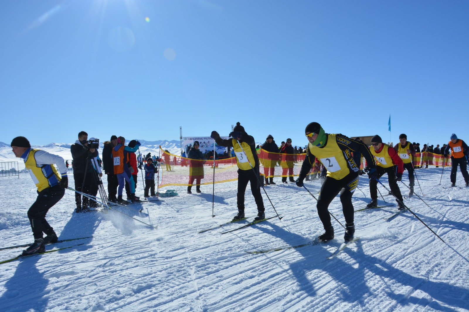 Ақ қарға айшықтап із салды