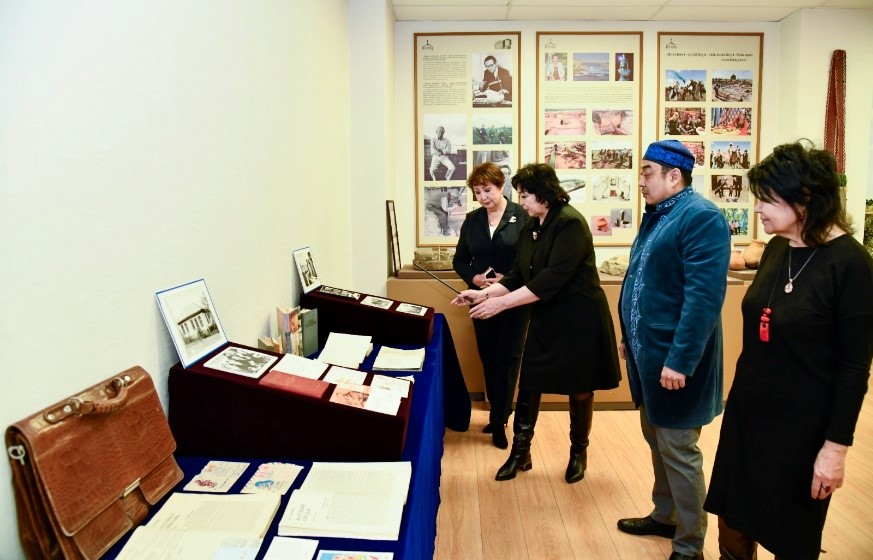 Тарихи тақырыпқа түрен салған