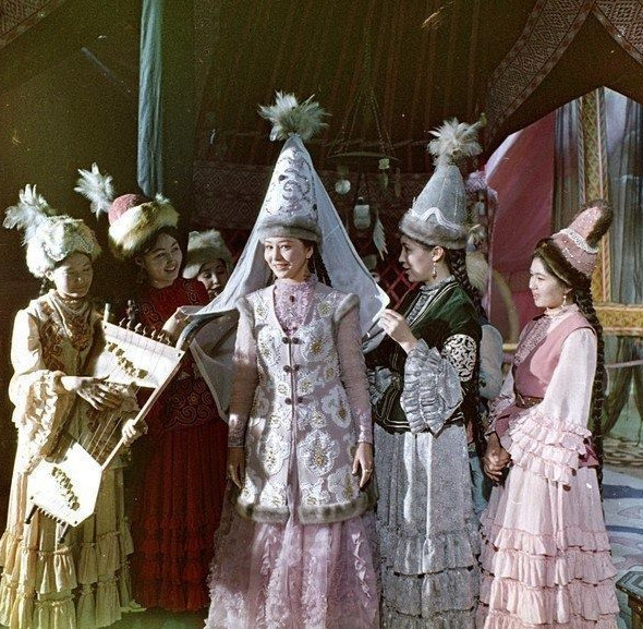 «Қыз Жібек» фильміндегі «Гәкку» әнін кім орындаған