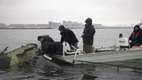 Вашингтондағы ұшақ апаты: 55 адамның жеке басы анықталды