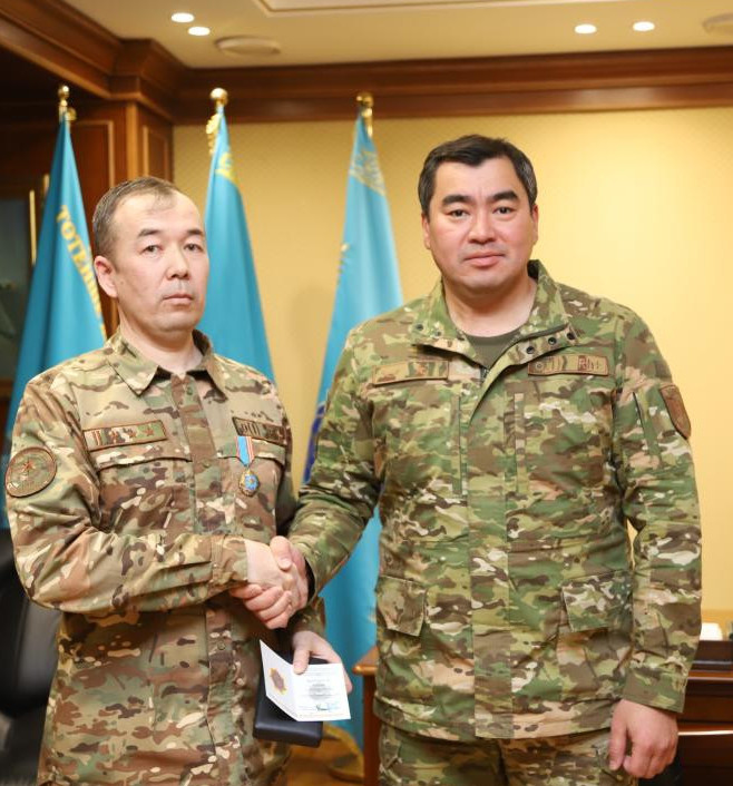 Өртеніп жатқан көліктен екі адамды құтқарған азамат марапатталды